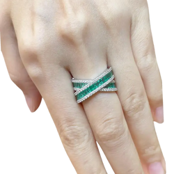 JR0174M - Emerald with Diamond Ring set in 18K White Gold Setting