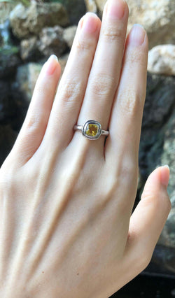 JR0810S - Yellow Sapphire Ring Set in 18 Karat White Gold Setting