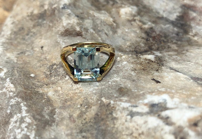 SJ1900 - Aquamarine Ring Set in 18 Karat Gold Settings