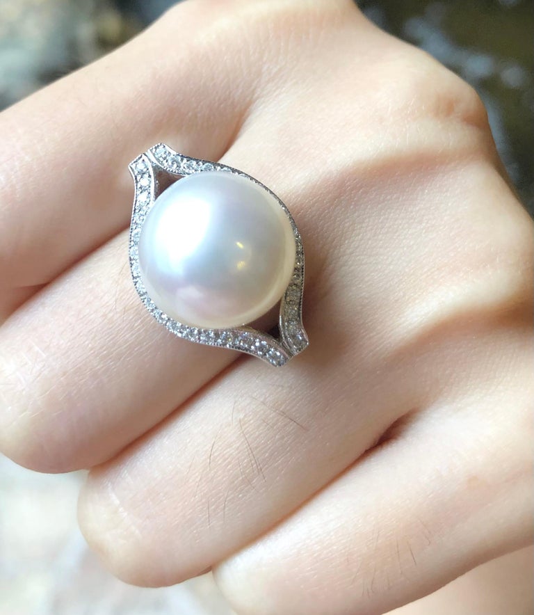 SJ1186 - Pearl with Diamond Ring Set in 18 Karat White Gold Settings