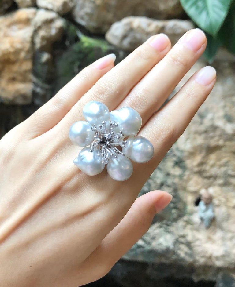 SJ1180 - South Sea Pearl with Diamond Ring Set in 18 Karat White Gold Settings