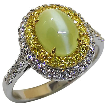 SJ2565 - Cat's Eye Chrysoberyl with Yellow Diamond and Diamond Ring Set in 18 Karat