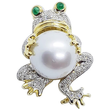 SJ2038 - South Sea Pearl with Cabochon Emerald and Diamond Frog Brooch Set in 18K Gold
