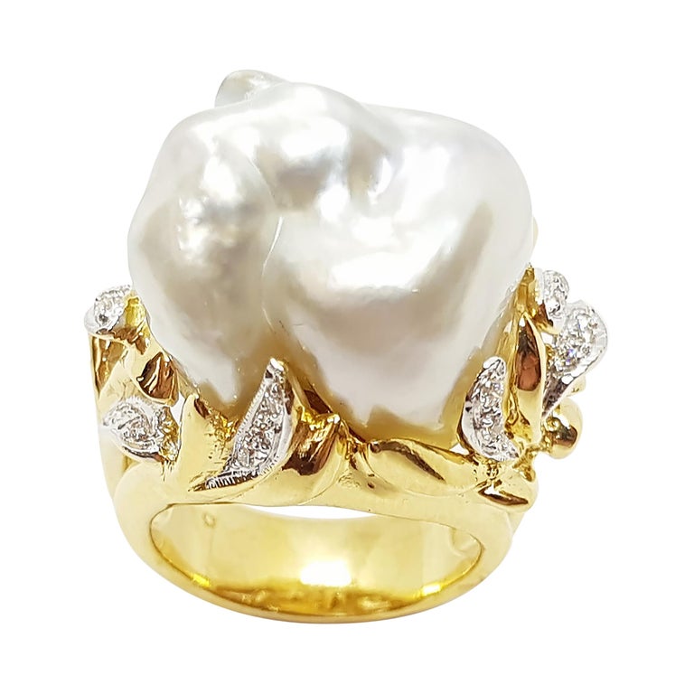 SJ1947 - Baroque South Sea Pearl with Diamond Ring Set in 18 Karat Gold Settings