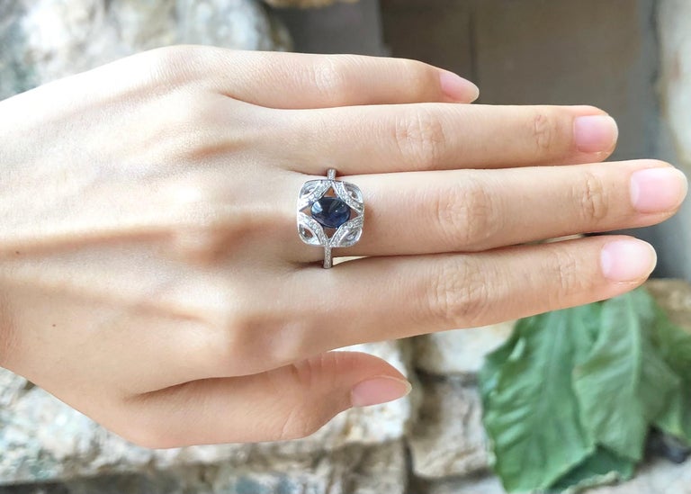 SJ3083 - Cabochon Blue Sapphire with Cubic Zirconia Ring set in Silver Settings
