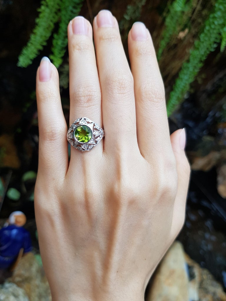 SJ2574 - Peridot with Diamond Ring Set in 18 Karat White Gold Settings