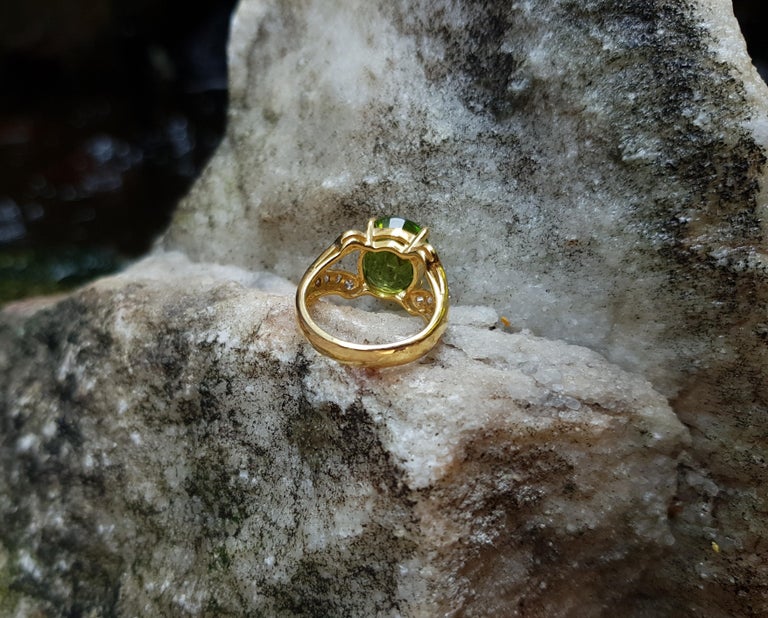 SJ2426 - Peridot and Diamond Ring in 18k Gold Setting