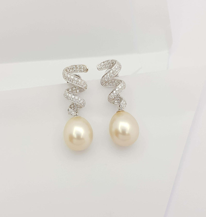 JE0261T - South Sea Pearl & Diamond Earrings Set in 18 Karat White Gold Setting