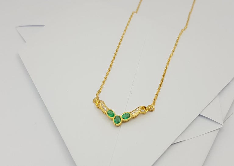 SJ2848 - Emerald with Diamond Necklace Set in 18 Karat Gold Setting