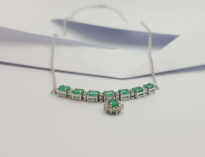 SJ2919 - Emerald with Diamond Necklace Set in 18 Karat Gold Settings