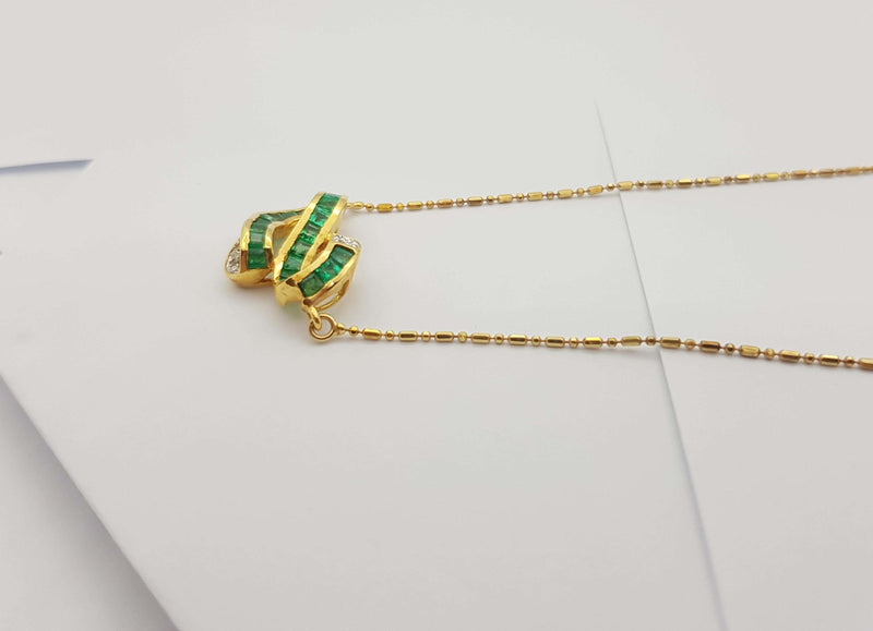 SJ2925 - Emerald with Diamond Necklace Set in 18 Karat Gold Setting