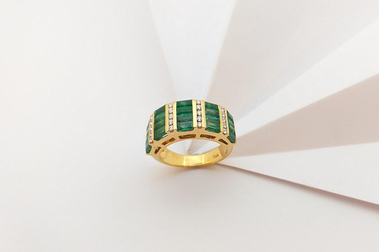SJ3127 - Emerald with Diamond Ring set in 18 Karat Gold Settings