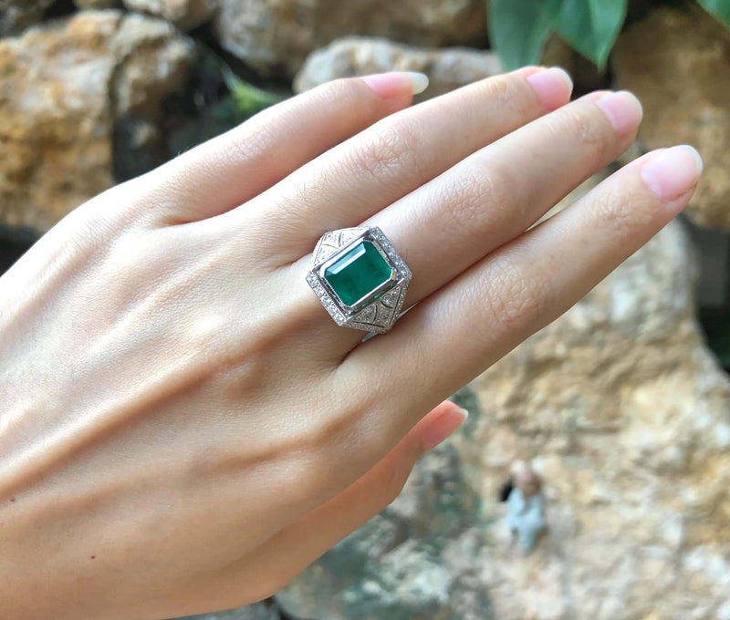 SJ2449 - Emerald with Diamond Ring Set in 18 Karat White Gold Settings