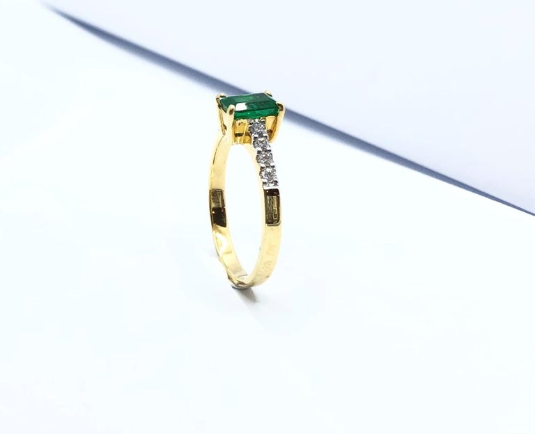 JR0616W - Emerald & Diamond Ring Set in 18 Karat Gold Setting