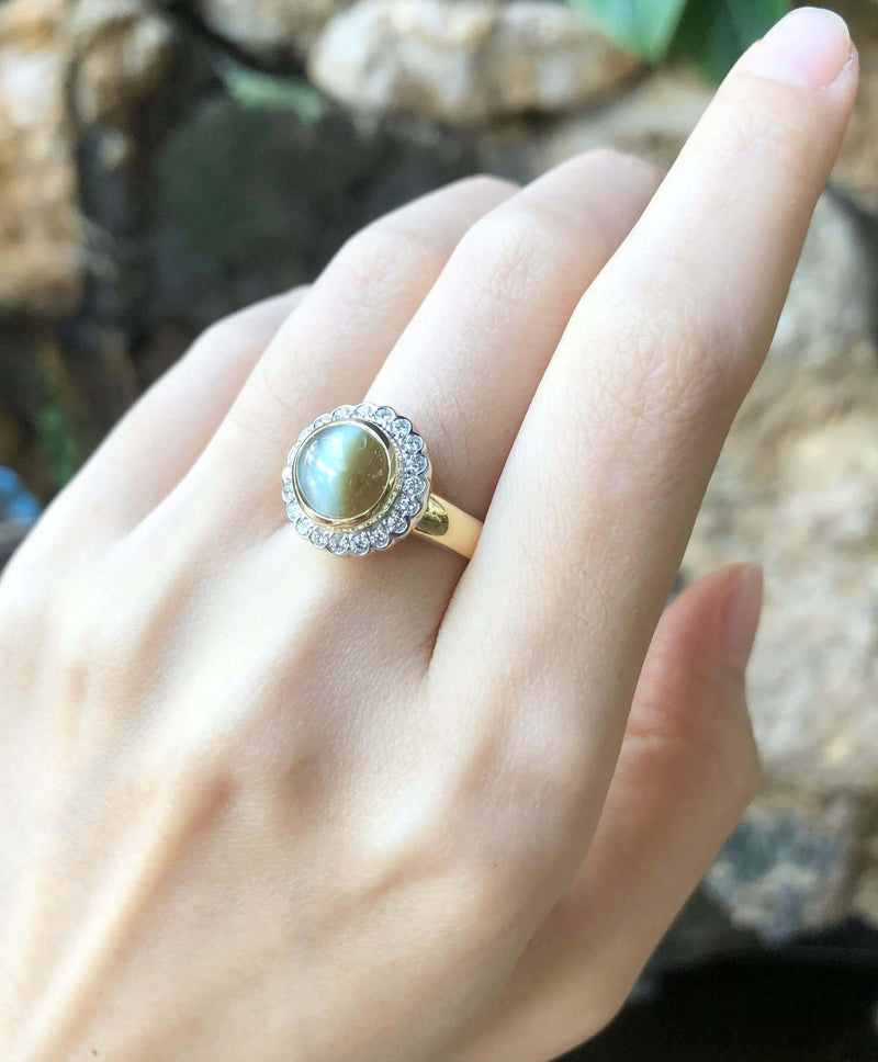JR0028O - Chrysoberyl Cat's Eye with Diamond Ring Set in 18 Karat Gold