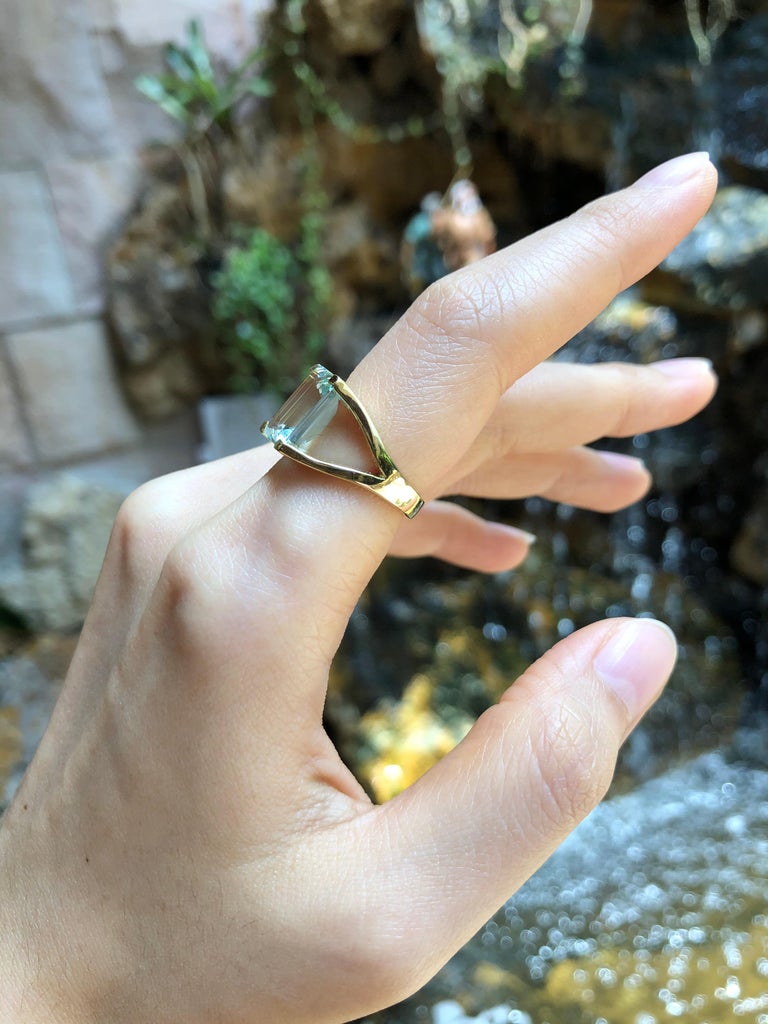 SJ1900 - Aquamarine Ring Set in 18 Karat Gold Settings