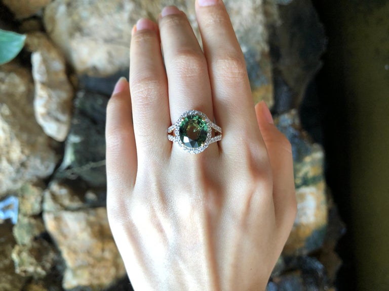 SJ6131 - Green Sapphire with Diamond Ring Set in 18 Karat Gold Settings