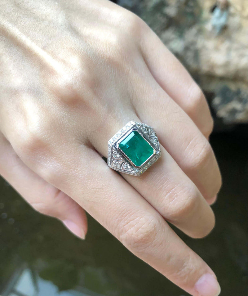 SJ2449 - Emerald with Diamond Ring Set in 18 Karat White Gold Settings