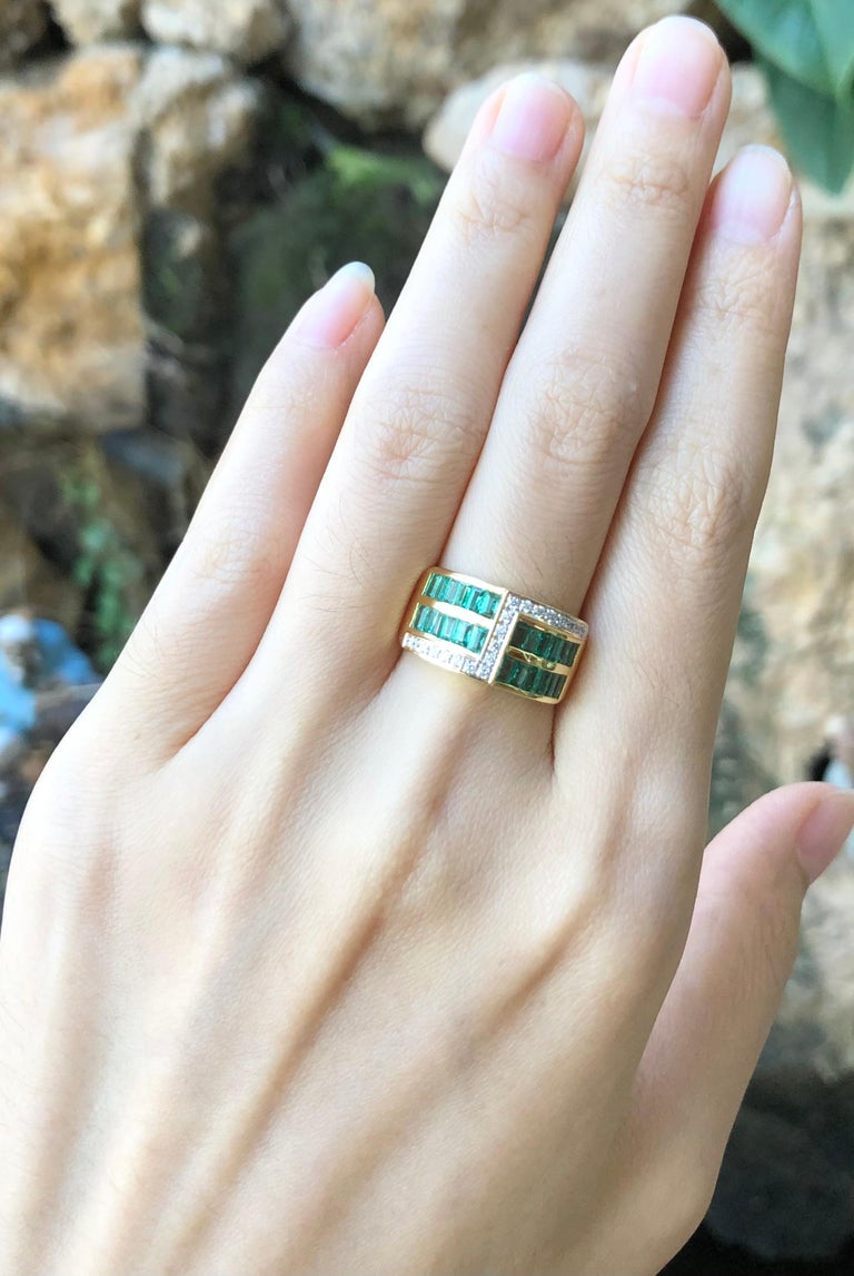 JR0620U - Emerald & Diamond Ring Set in 18 Karat Gold Setting