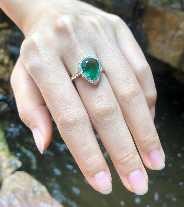 SJ1800 - Emerald with Diamond Ring Set in 18 Karat Gold Settings