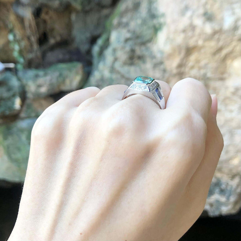 JR0036O - Emerald, Blue Sapphire and Diamond Ring Set in 18 Karat White Gold Settings