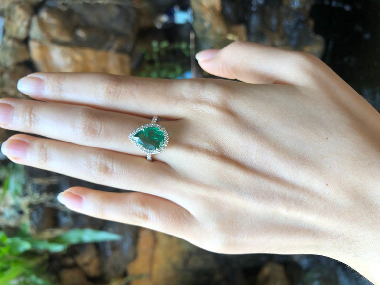 SJ1800 - Emerald with Diamond Ring Set in 18 Karat Gold Settings