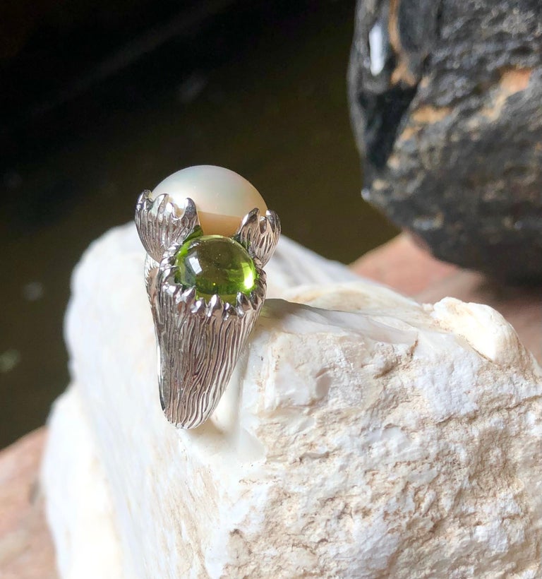 SJ2751 - Mabe Pearl with Cabochon Peridot Ring Set in 18 Karat White Gold Settings