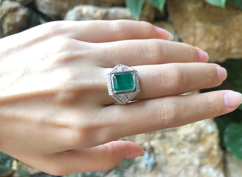 SJ2449 - Emerald with Diamond Ring Set in 18 Karat White Gold Settings