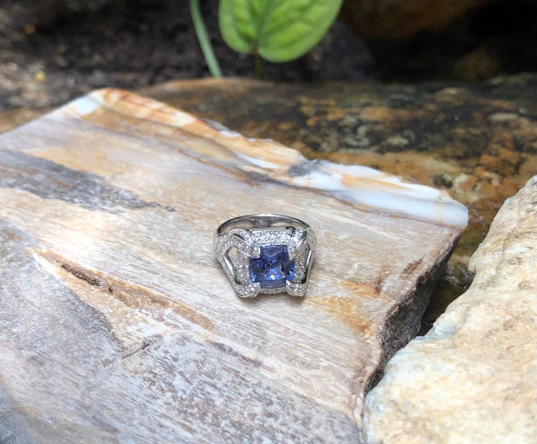 SJ1469 - Blue Sapphire with Diamond Ring Set in 18 Karat White Gold Settings