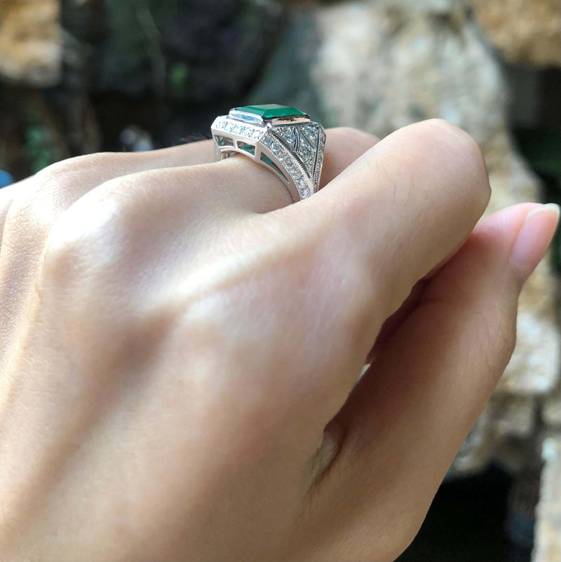 SJ2449 - Emerald with Diamond Ring Set in 18 Karat White Gold Settings