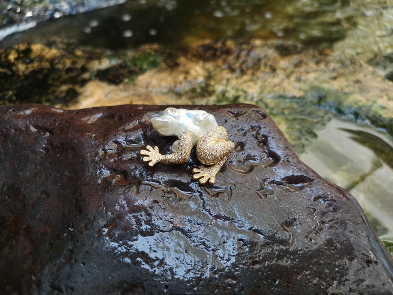 SJ3004 - Fresh Water Pearl with Brown Diamond Frog Brooch Set in 18 Karat Gold Settings