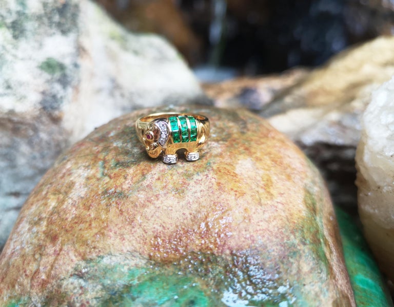 SJ2625 - Emerald with Diamond Elephant Ring Set in 18 Karat Gold Settings