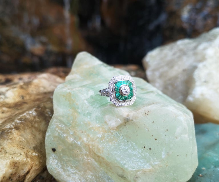SJ2587 - Emerald with Diamond Ring Set in 18 Karat White Gold Settings