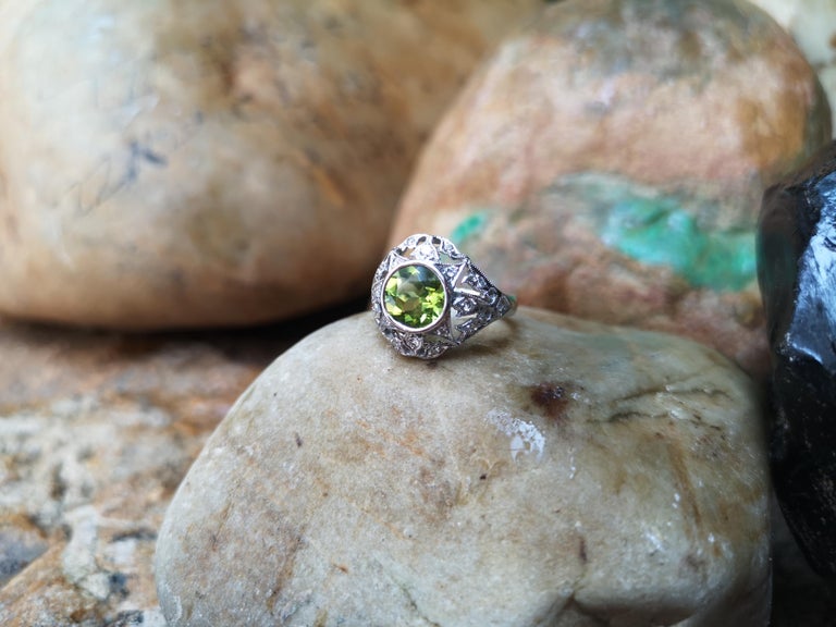 SJ2574 - Peridot with Diamond Ring Set in 18 Karat White Gold Settings