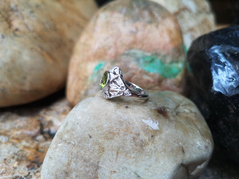 SJ2574 - Peridot with Diamond Ring Set in 18 Karat White Gold Settings