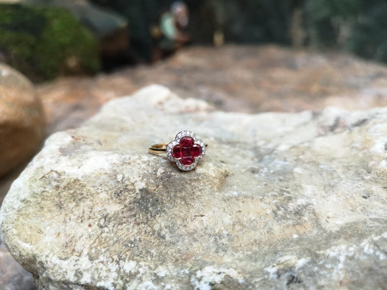 SJ2596 - Ruby with Diamond Clover Ring Set in 18 Karat Gold Settings