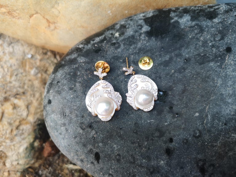 JE9983Z - Pearl & Diamond Earrings Set in 18 Karat Gold Setting