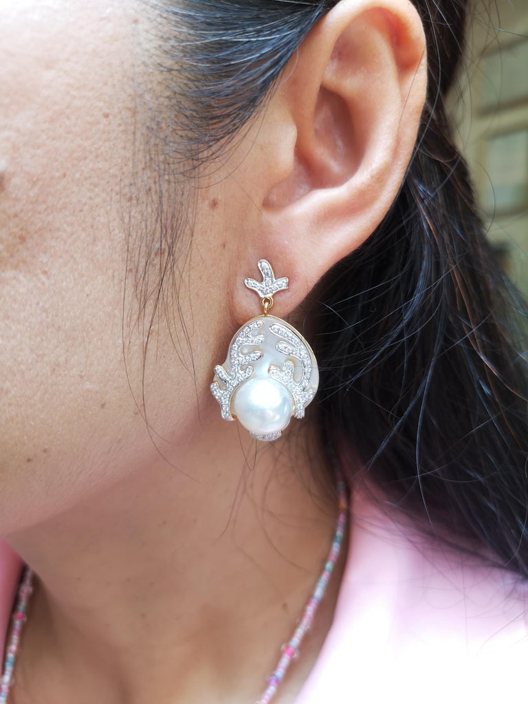 JE9983Z - Pearl & Diamond Earrings Set in 18 Karat Gold Setting
