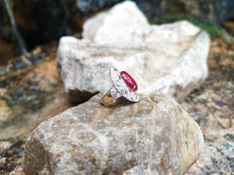 SJ2126 - Cabochon Ruby with Diamond Ring Set in 18 Karat Gold Settings