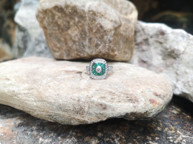 SJ2047 - Emerald with Diamond Ring Set in 18 Karat White Gold Settings