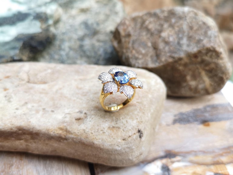 SJ1826 - Blue Sapphire with Diamond Flower Ring Set in 18 Karat Gold Settings