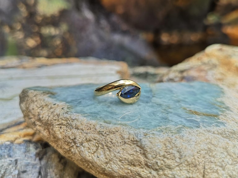 SJ1711 - Blue Sapphire Ring Set in 18 Karat Gold Settings