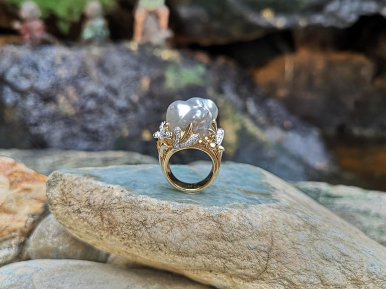 SJ1947 - Baroque South Sea Pearl with Diamond Ring Set in 18 Karat Gold Settings