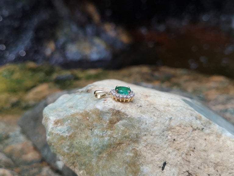 SJ1994 - Emerald with Diamond Pendant Set in 18 Karat Gold Settings