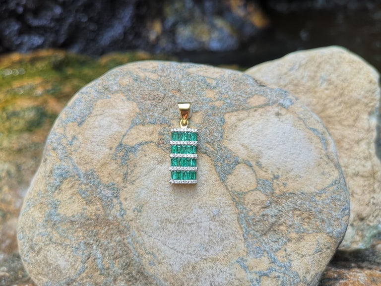 SJ1910 - Emerald with Diamond Pendant Set in 18 Karat Gold Setting