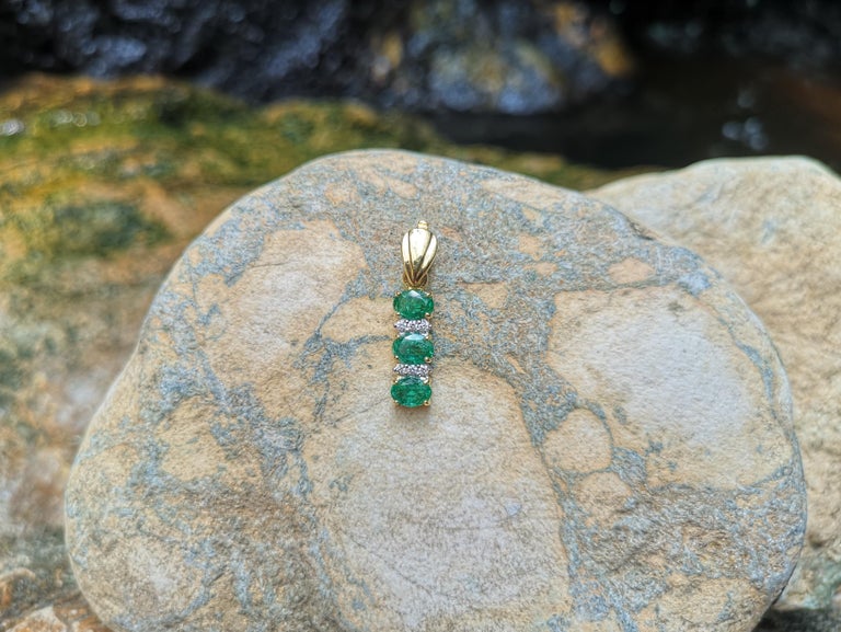 SJ6183 - Emerald with Diamond Pendant Set in 18 Karat Gold Setting