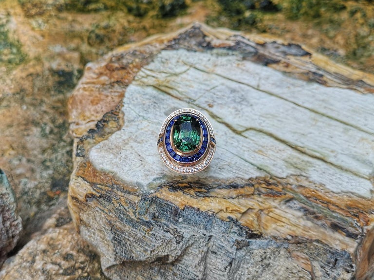 SJ1566 - Green Sapphire with Blue Sapphire and Diamond Ring Set in 18 Karat Rose Gold