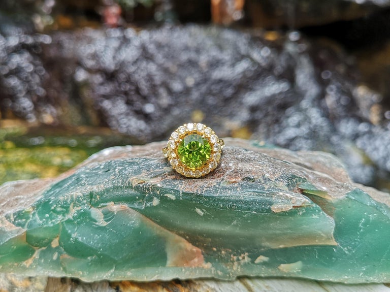 SJ6178 - Peridot with Yellow Diamond Ring Set in 18 Karat Gold Settings