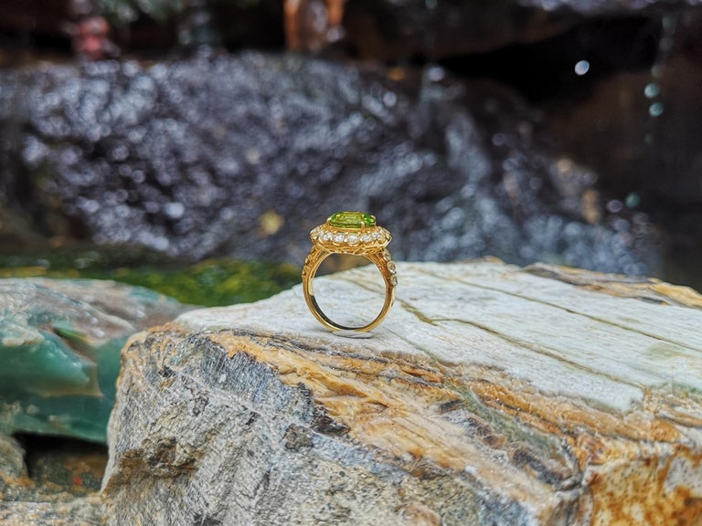 SJ6178 - Peridot with Yellow Diamond Ring Set in 18 Karat Gold Settings