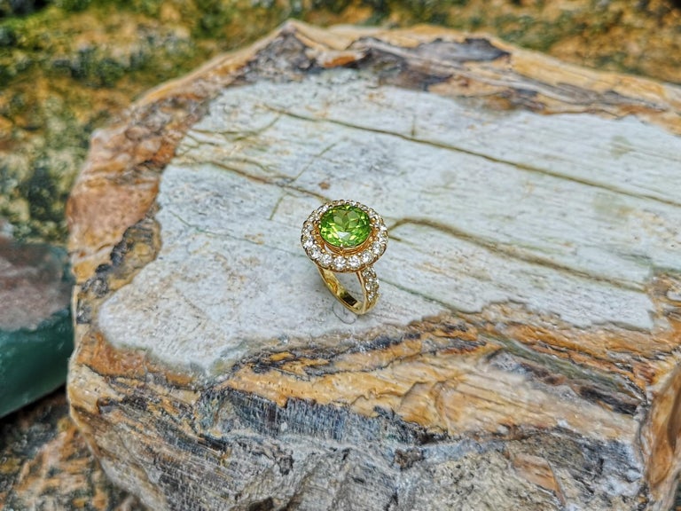 SJ6178 - Peridot with Yellow Diamond Ring Set in 18 Karat Gold Settings